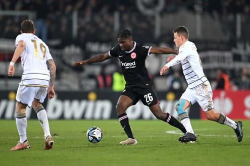 مرموش يودع أمام فريق درجة ثالثة.. ساربروكن يعبر فرانكفورت في كأس ألمانيا